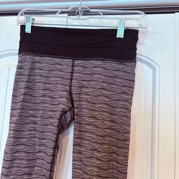 Lululemon Gray And Black Wavy Print Crops Size 4 - Picture 3 of 8